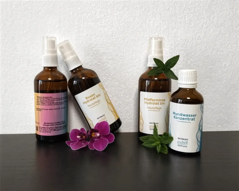 Natürlich g'scheit gepflegt Hydrolate: Melissen, Rosen und Pfefferminze bio mit Mundwasser Konzentrat, dekoriert mit Orchidee und Minze